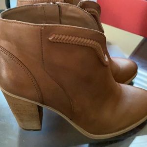 VinceCamuto boots